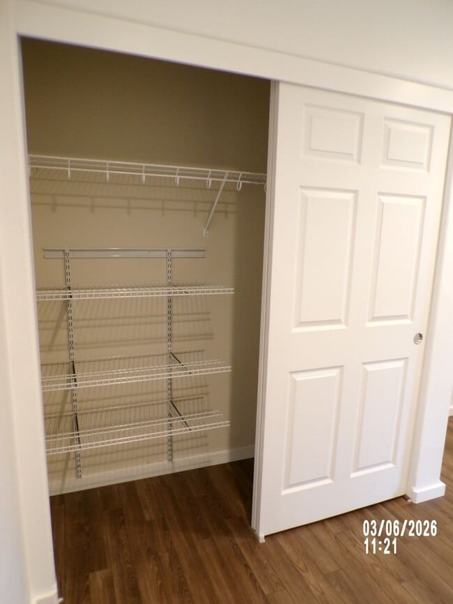 Building Photo - Newly remodeled Meadows Townhome