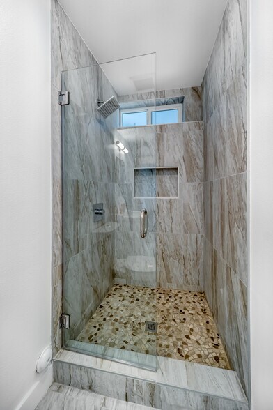 shower - 1724 1/2 Rotary Dr