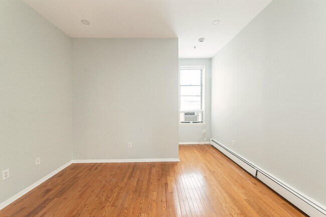 Building Photo - 813 Park Ave