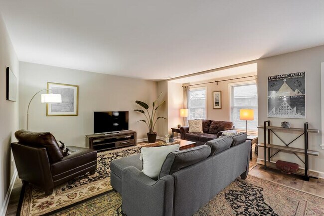 Primary Photo - 226 S Hoyne Ave