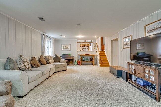 Building Photo - Charming 4 Bed SFH in Alexandria!