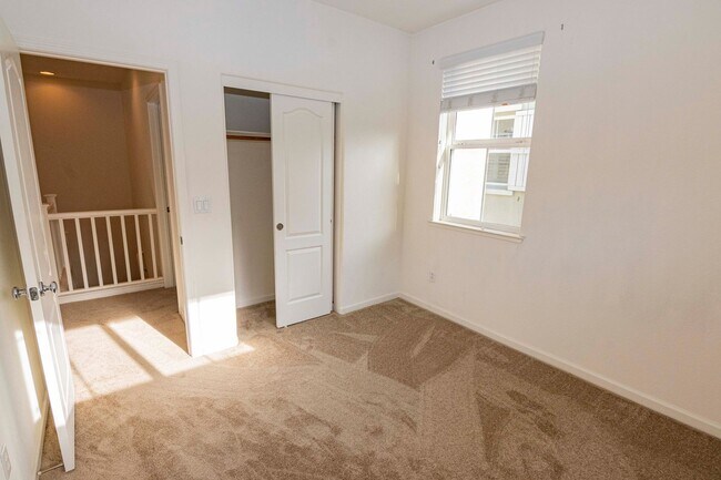 Building Photo - 947 Kestral Way