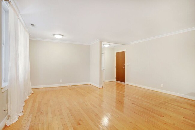 Building Photo - Sunny 3-Bedroom Corner Unit in Eckington/B...