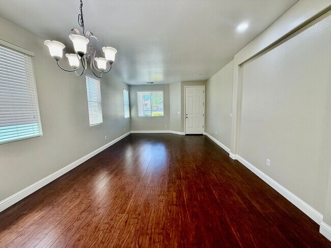 Building Photo - Beautiful home near Woodcreek high school