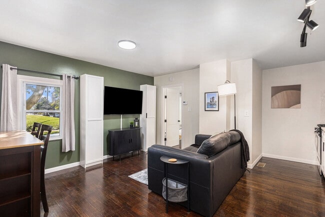 Building Photo - 37 Gold Ave NW