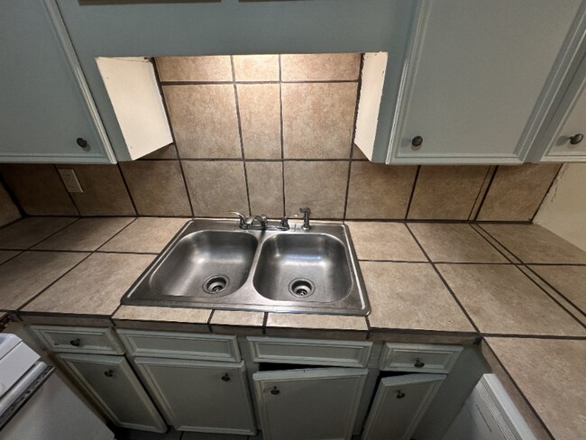 Building Photo - 106 E Woodcrest Dr