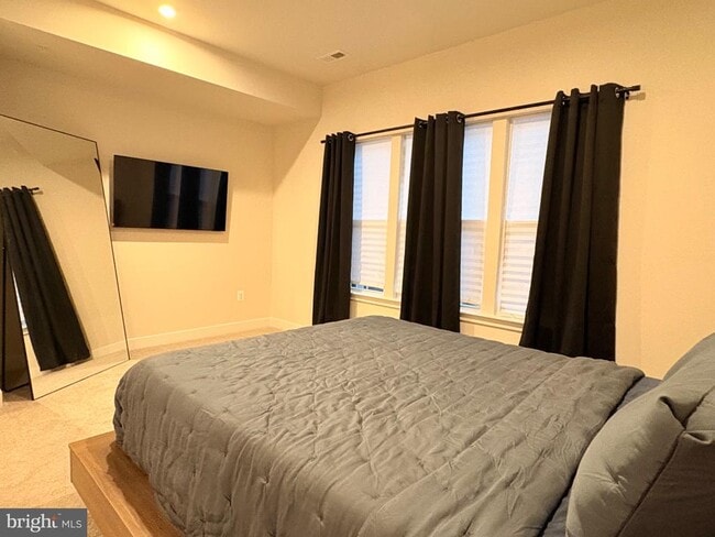 Building Photo - 736 Watts St