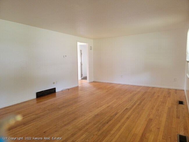 Building Photo - 39 Hobart Ln