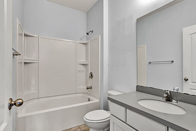 Building Photo - Beautiful 5/4 Home with Over 4k sqft, Fenced in Yard & 3 Car Garage! Pet friendly!