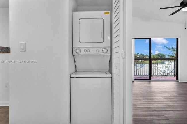 Building Photo - 9785 Nob Hill Ct