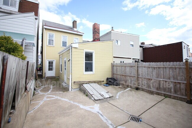 Building Photo - 452 Pearl St