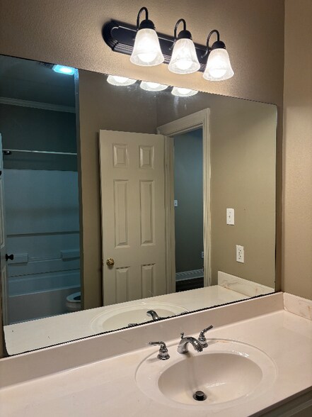Building Photo - 828 Meadow Bend Dr