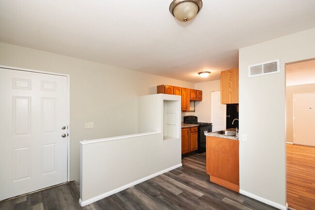 Building Photo - Amazing 3 Bedroom 1.5 Bathroom Home