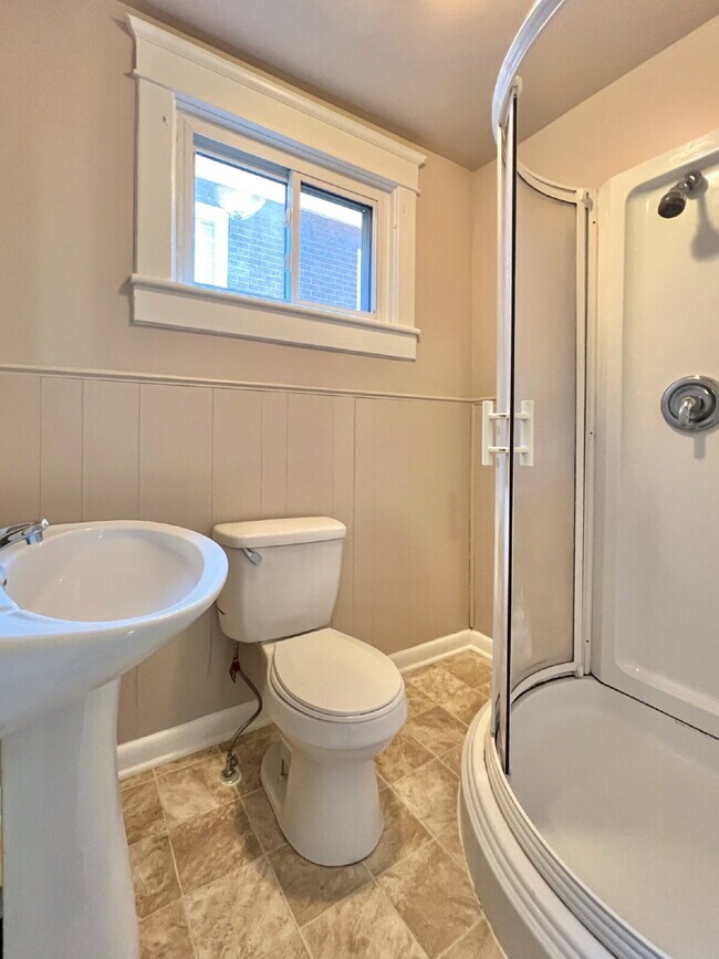 Building Photo - Coming Soon: 1BR, 1BA duplex (Do not distu...