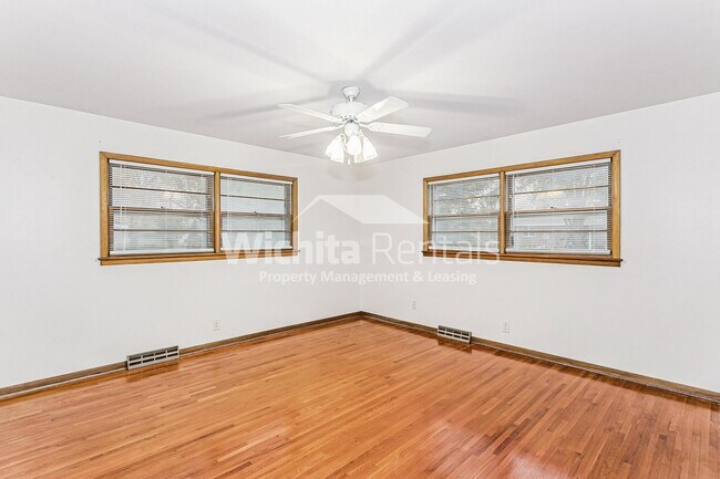 Building Photo - Large 3 bedroom , 2 bath home