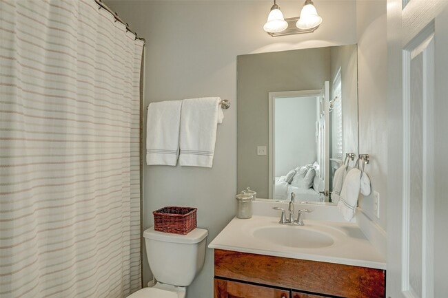 Building Photo - 936 W 26th St