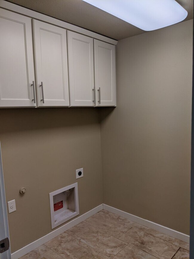 Building Photo - Beautiful 3 Bedroom, 2.5-Bath Home With Op...