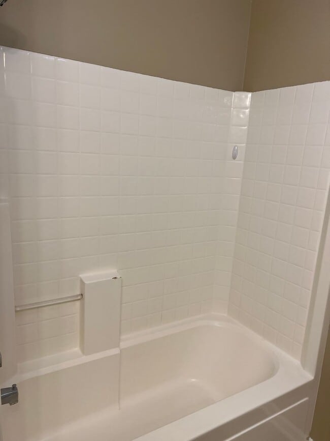 Building Photo - 204 Old Pond Dr