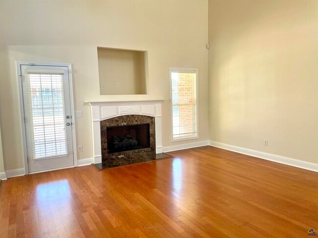 Building Photo - 300 Pembroke Pointe