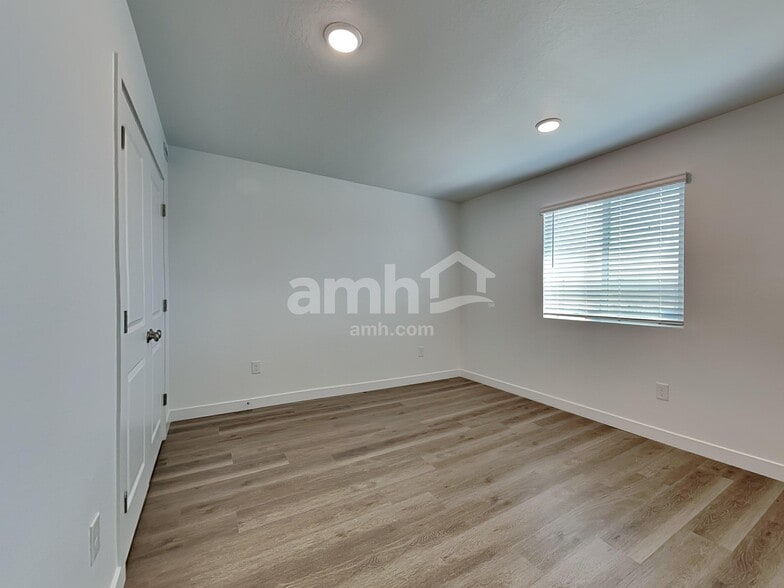 Building Photo - 9721 W Tamarisk Ave
