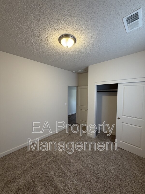 Building Photo - 6742 Clayton Dr NE