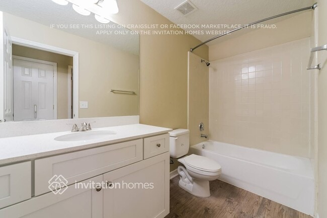 Building Photo - 215 1st St