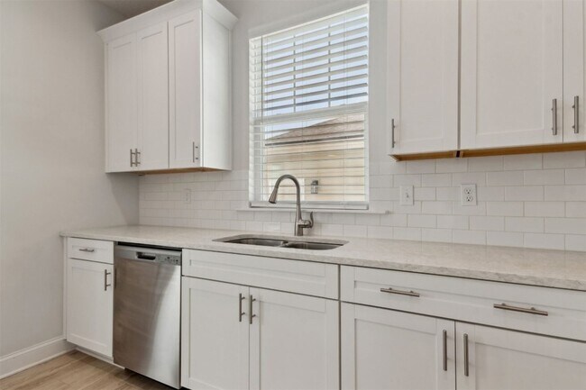 Building Photo - 205 Daydream Ave