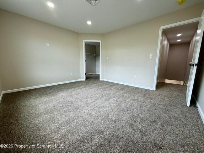 Building Photo - 1068 Lakeland Dr
