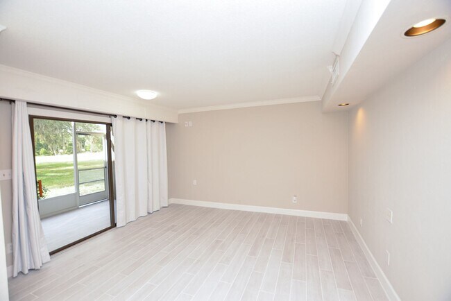 Building Photo - 622 Olde Camelot Cir