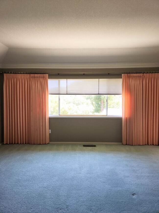 Building Photo - "Must See" House in Oakmont w/beautiful vi...
