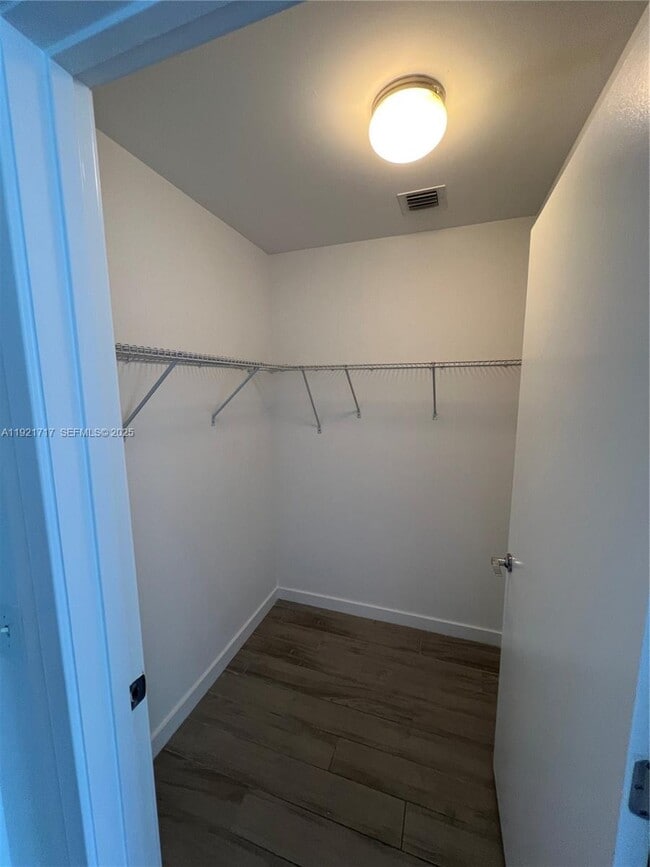 Building Photo - 999 SW 1st Ave