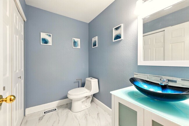 Building Photo - Amazing 3 Bed 4 Bath Highlands Ranch House...