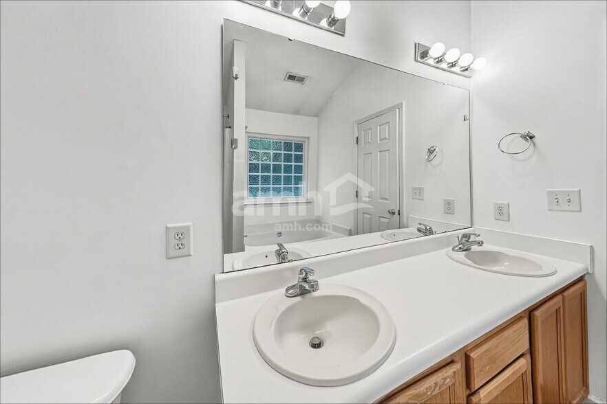 Building Photo - 213 Fiddlers Knoll Ct