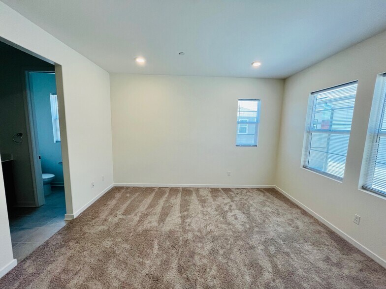 Building Photo - 27019 Evening Sky Plz