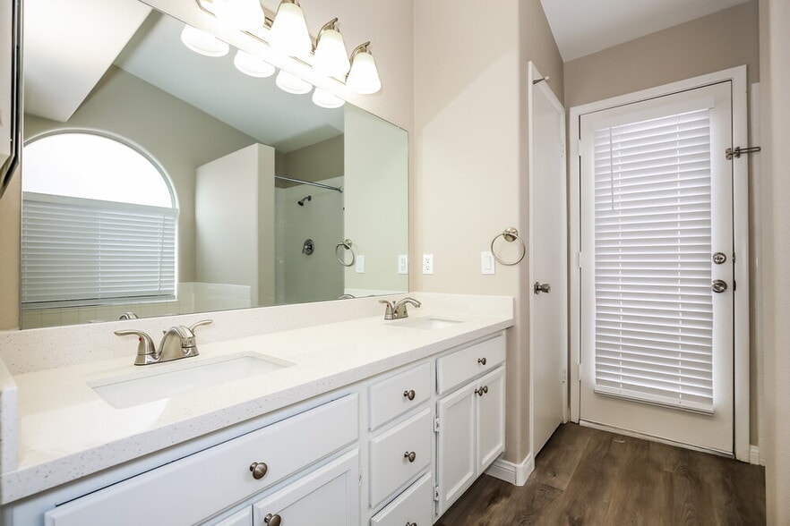 Building Photo - 1604 Watercreek Dr