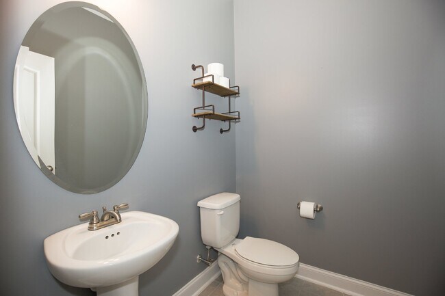 Building Photo - Charming 4 Bedroom Rental Home with Spacio...