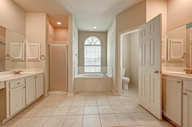 Building Photo - 12419 Shadycrest Dr