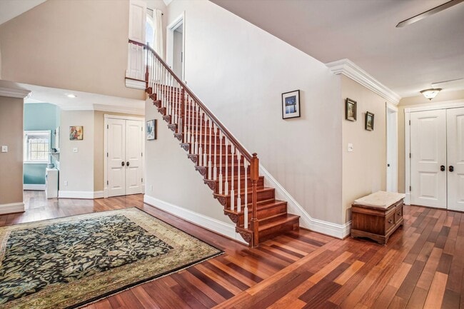 Building Photo - Stunning and Spacious Single Family Home S...
