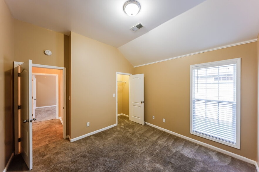 Building Photo - 1061 Village Trail