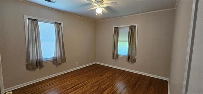 Building Photo - 3-bedroom, 1 bathroom, 1 car attached gara...