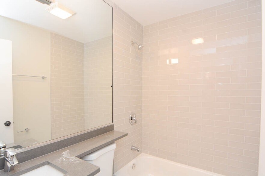 Building Photo - 447 W Surf St