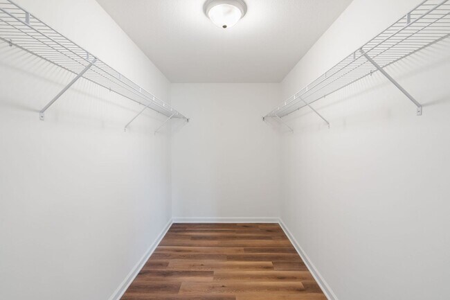 Building Photo - 1713-1715-1715 Louise Cir