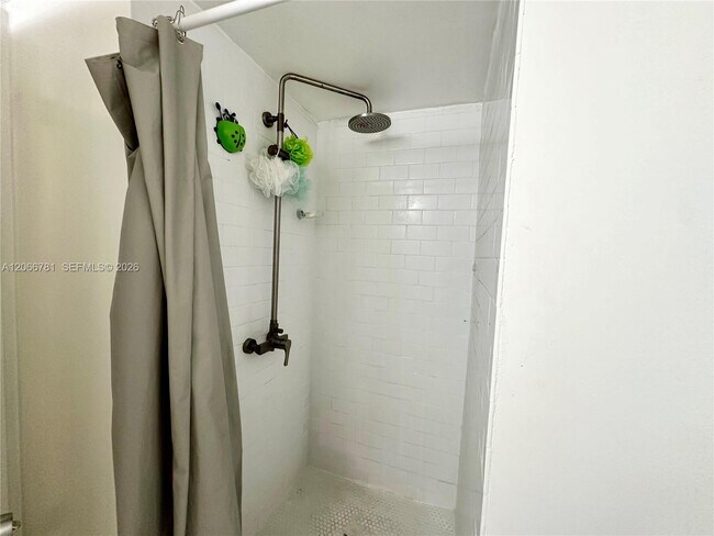 Building Photo - 9427 Fontainebleau Blvd