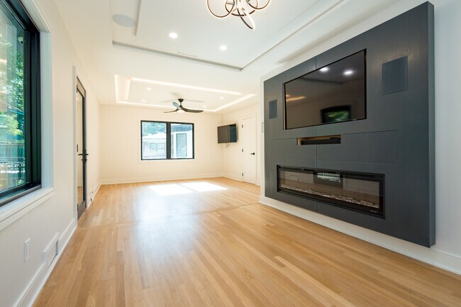 Master bedroom - 611 W 49th St