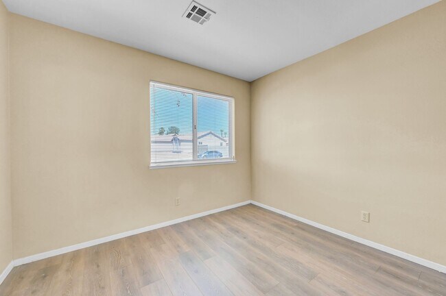 Building Photo - N Las Vegas Single Family Home - New Paint and LVP Flooring