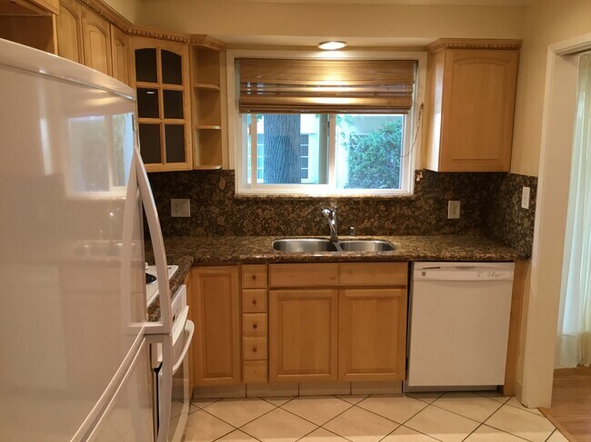 Kitchen - 1233 N Columbus Ave