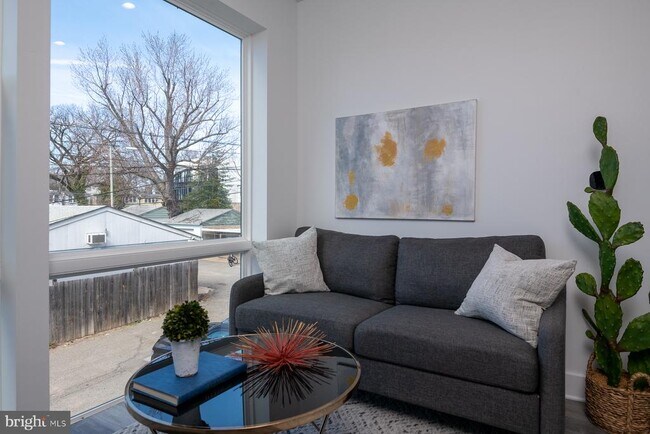 Building Photo - 818 Bladensburg Rd NE