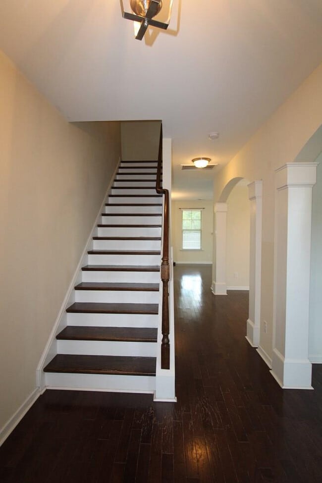 Building Photo - 870 Cormier Dr