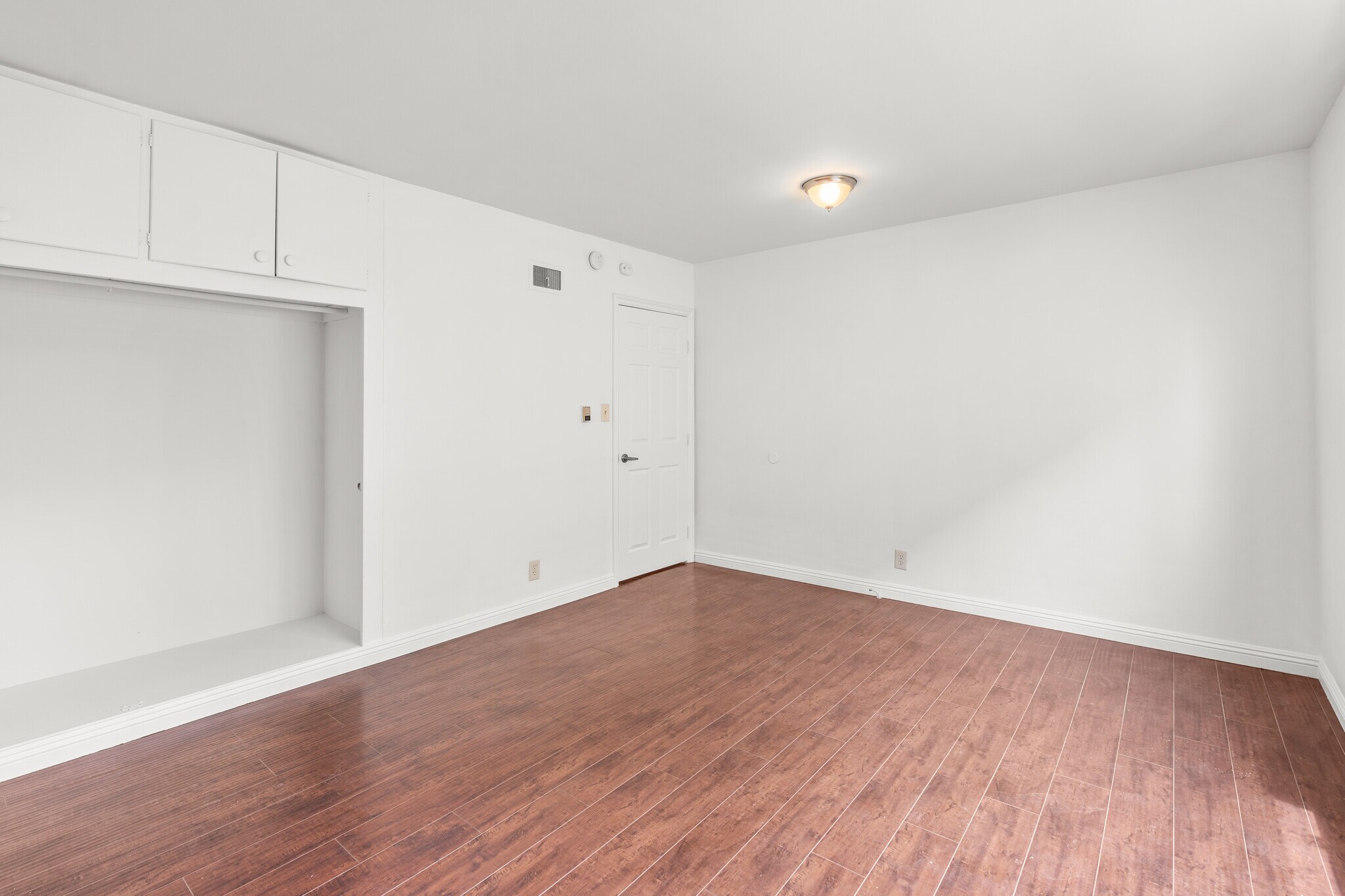Building Photo - 1142 S Serrano Ave