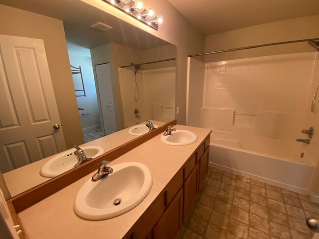 Building Photo - DuPont home with greenspace views, fenced ...